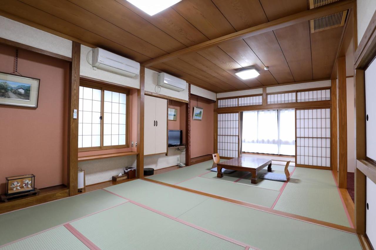 Tsukasaya Ryokan Tsuruoka Buitenkant foto