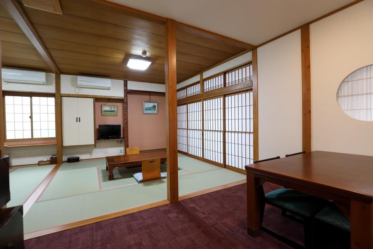 Tsukasaya Ryokan Tsuruoka Buitenkant foto