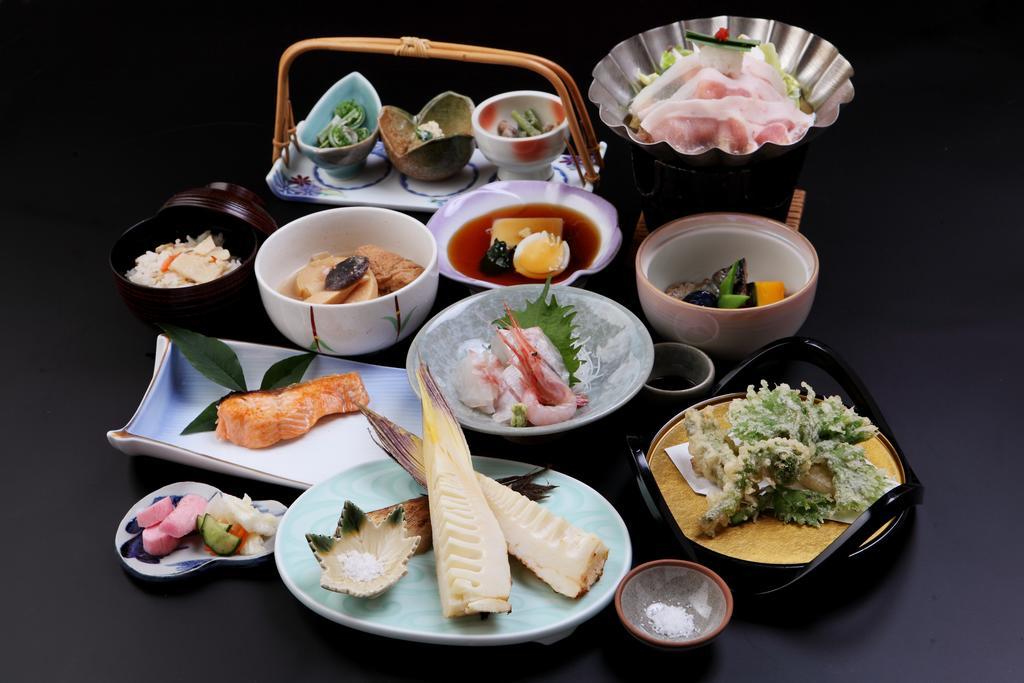 Tsukasaya Ryokan Tsuruoka Buitenkant foto